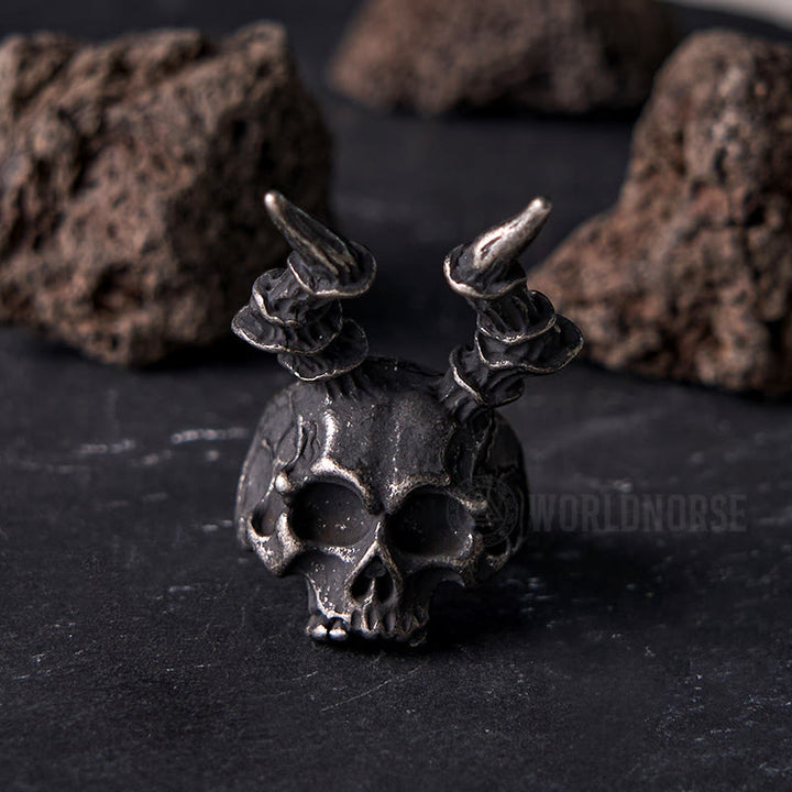 WorldNordischer Totenkopf-Ring mit langem Horn