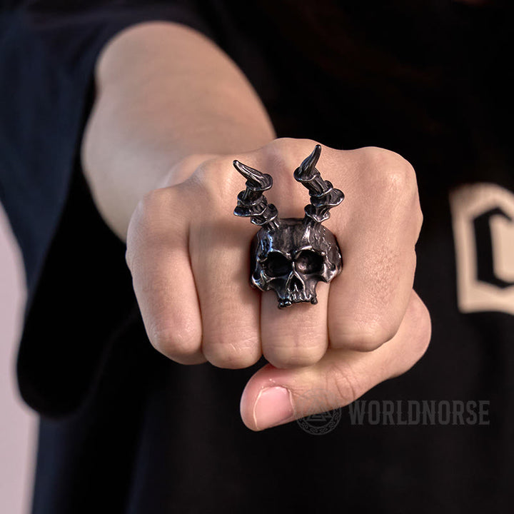 WorldNordischer Totenkopf-Ring mit langem Horn
