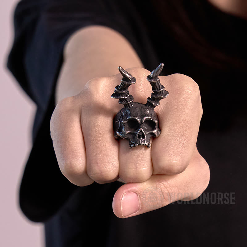 WorldNordischer Totenkopf-Ring mit langem Horn