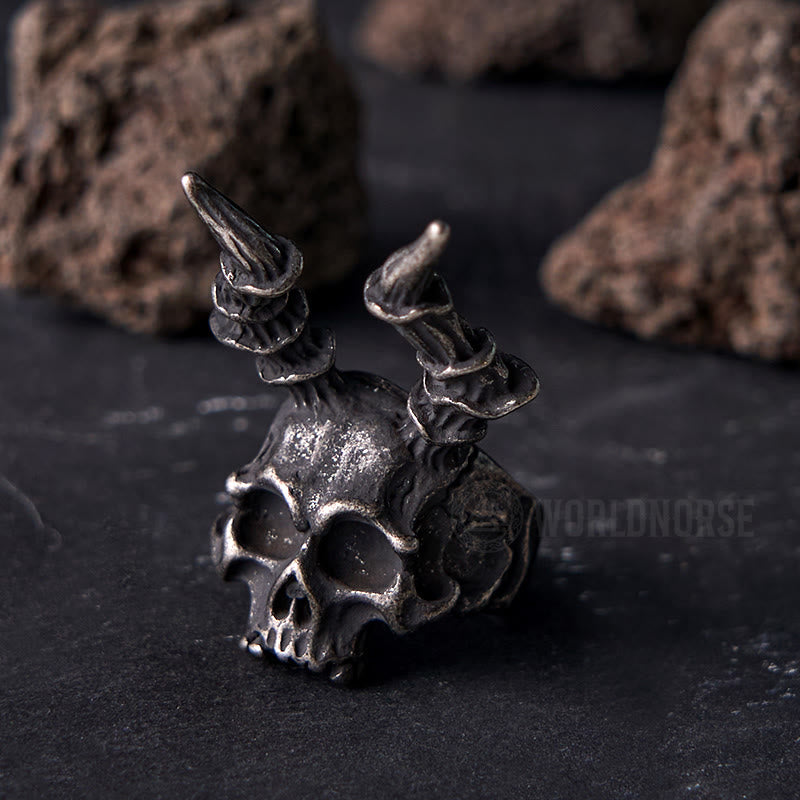 WorldNordischer Totenkopf-Ring mit langem Horn
