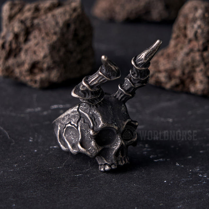 WorldNordischer Totenkopf-Ring mit langem Horn