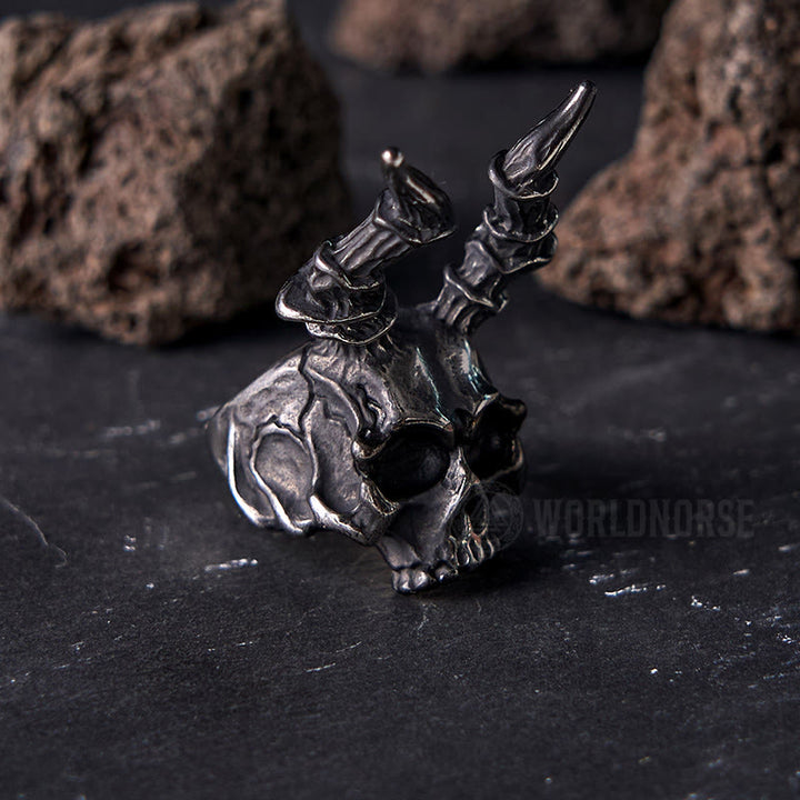 WorldNordischer Totenkopf-Ring mit langem Horn