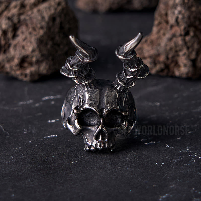 WorldNordischer Totenkopf-Ring mit langem Horn