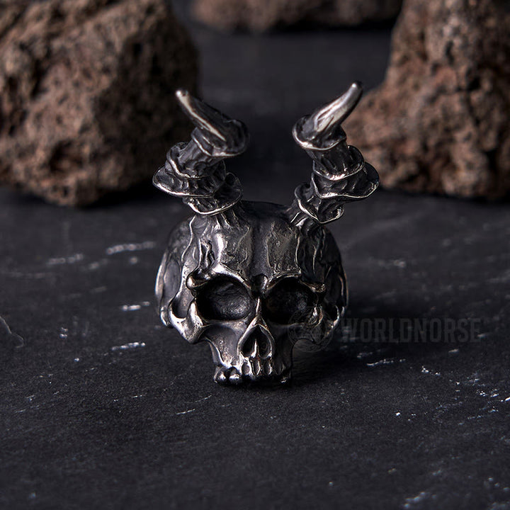 WorldNordischer Totenkopf-Ring mit langem Horn