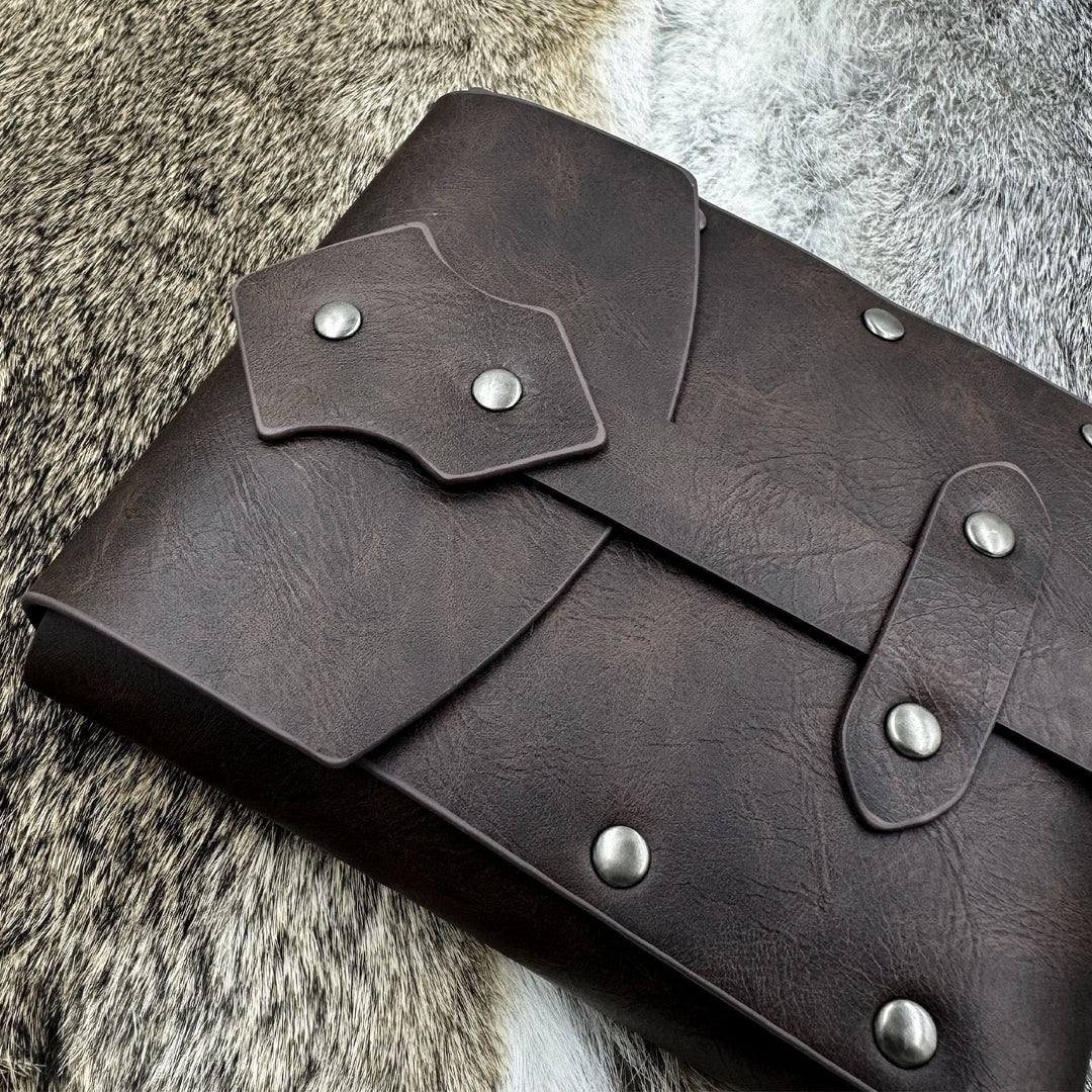 WorldNorse Gürteltasche/Taschenset aus Leder mit quadratischen Nieten