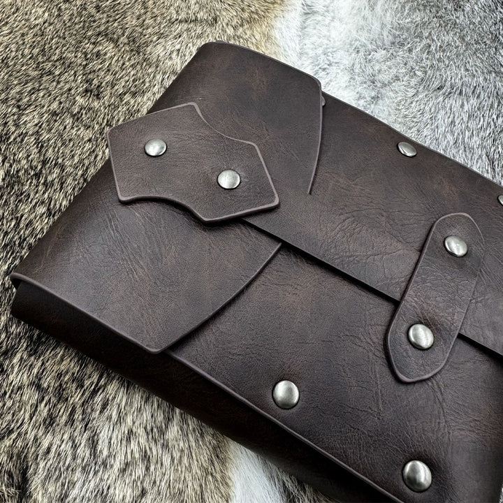 WorldNorse Gürteltasche/Taschenset aus Leder mit quadratischen Nieten