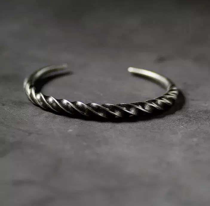 WorldNorse Nordisches Armband aus gedrehtem Horn