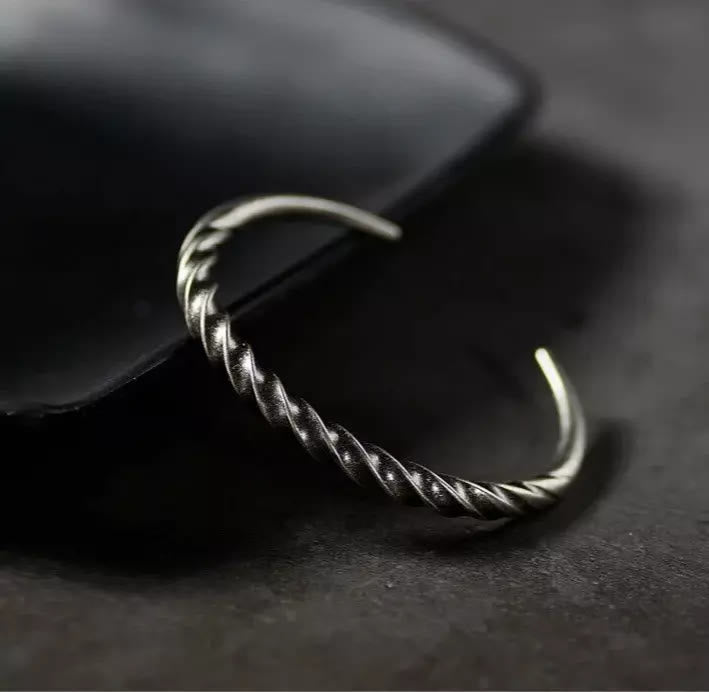 WorldNorse Nordisches Armband aus gedrehtem Horn