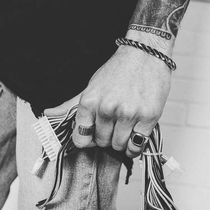 WorldNorse Nordisches Armband aus gedrehtem Horn