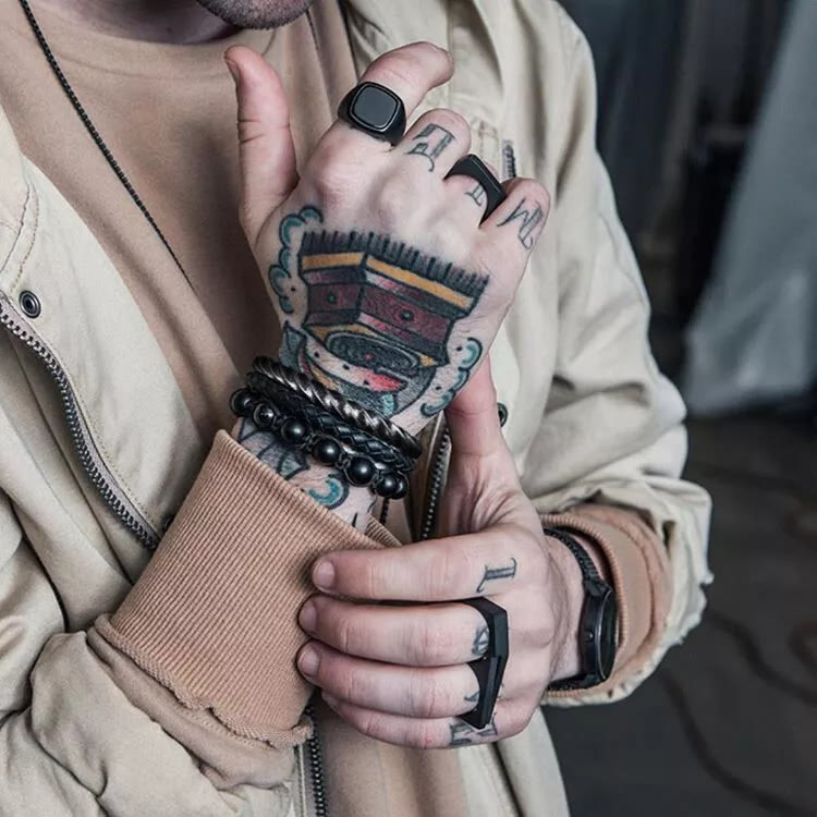 WorldNorse Nordisches Armband aus gedrehtem Horn