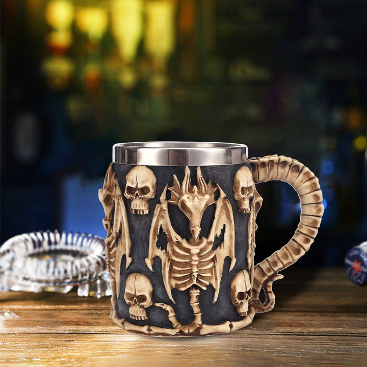 Tasse mit nordischem gotischen Drachenschädel