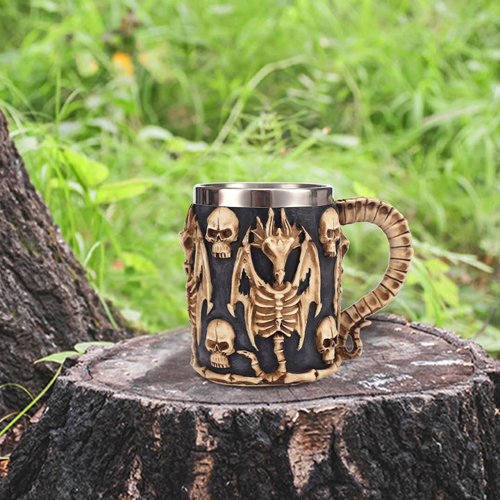 Tasse mit nordischem gotischen Drachenschädel