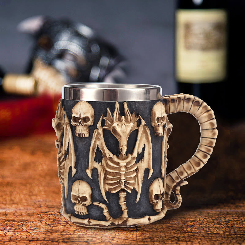 Tasse mit nordischem gotischen Drachenschädel
