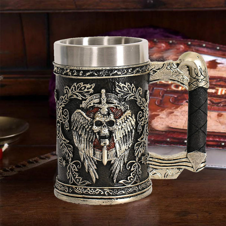 Bierkrug mit nordischem Schwert und Totenkopf-Wappen