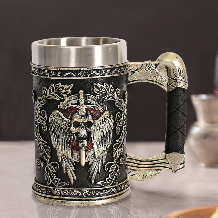 Bierkrug mit nordischem Schwert und Totenkopf-Wappen