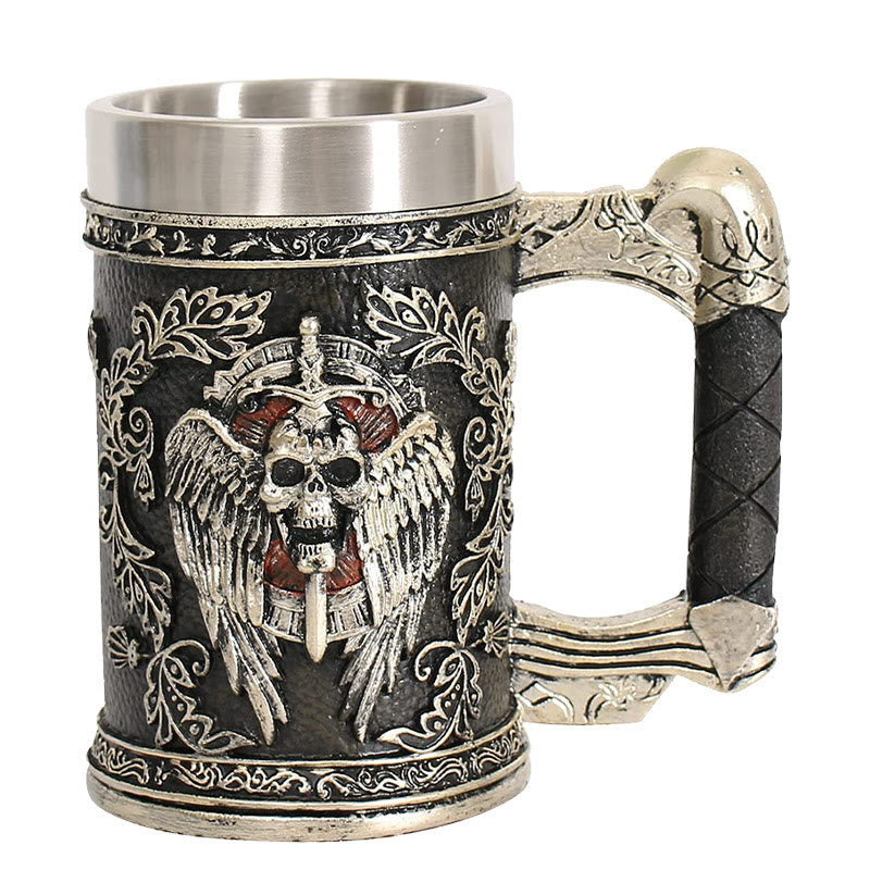 Bierkrug mit nordischem Schwert und Totenkopf-Wappen