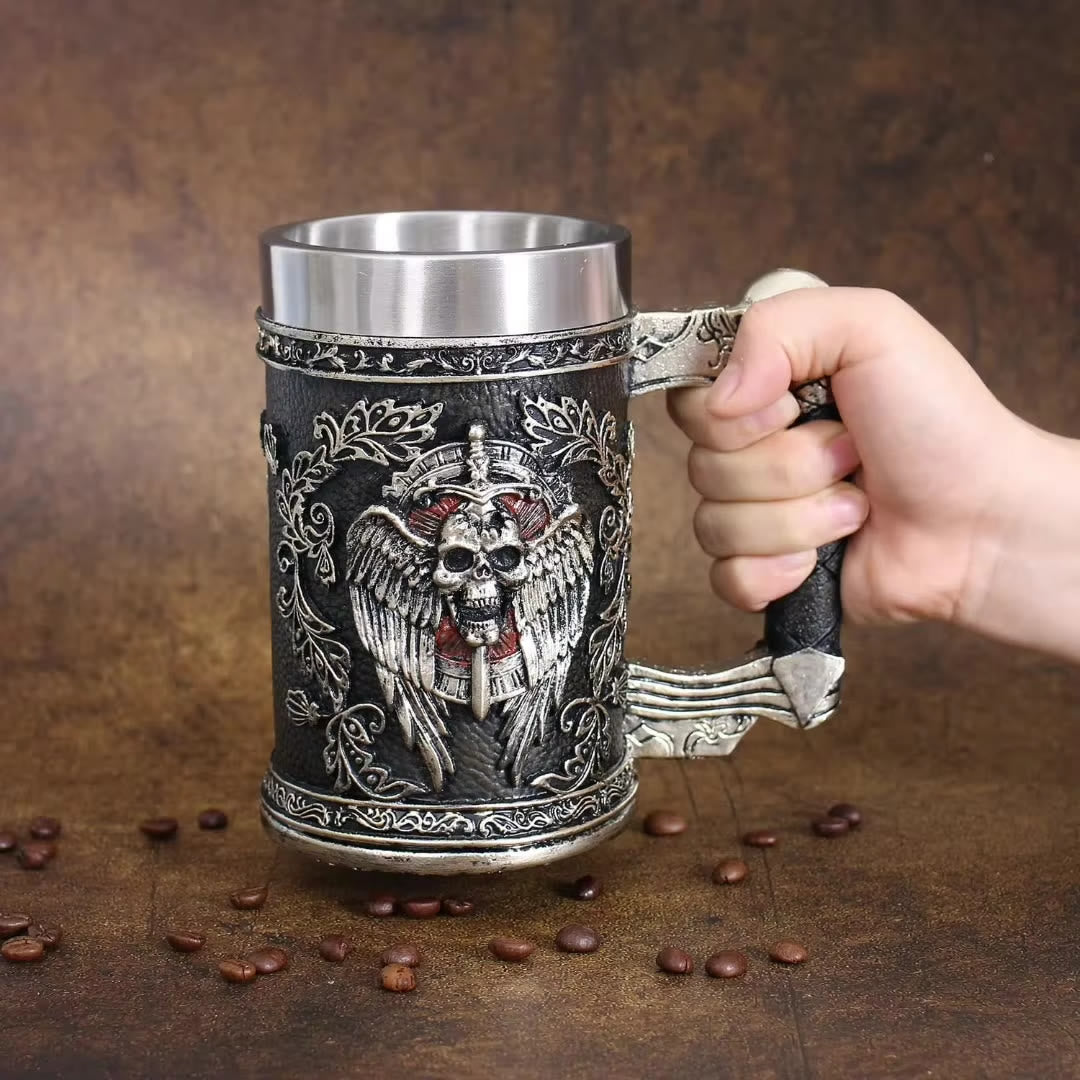 Bierkrug mit nordischem Schwert und Totenkopf-Wappen