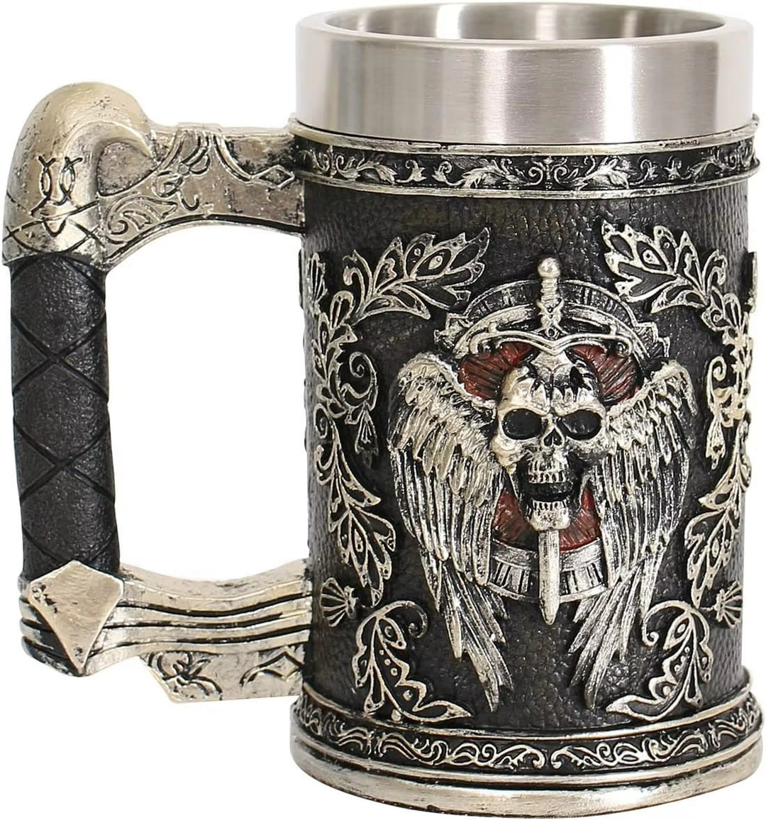 Bierkrug mit nordischem Schwert und Totenkopf-Wappen