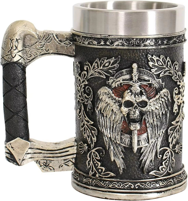 Bierkrug mit nordischem Schwert und Totenkopf-Wappen
