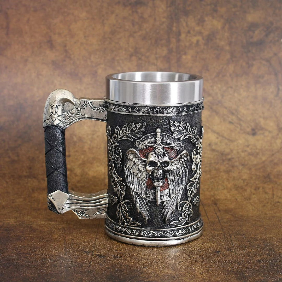Bierkrug mit nordischem Schwert und Totenkopf-Wappen