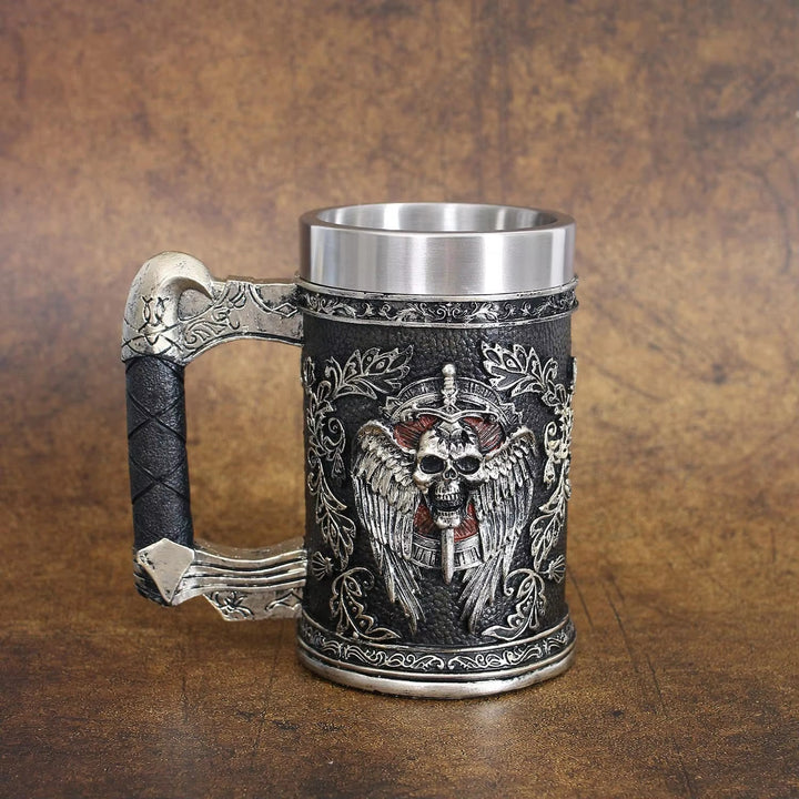 Bierkrug mit nordischem Schwert und Totenkopf-Wappen