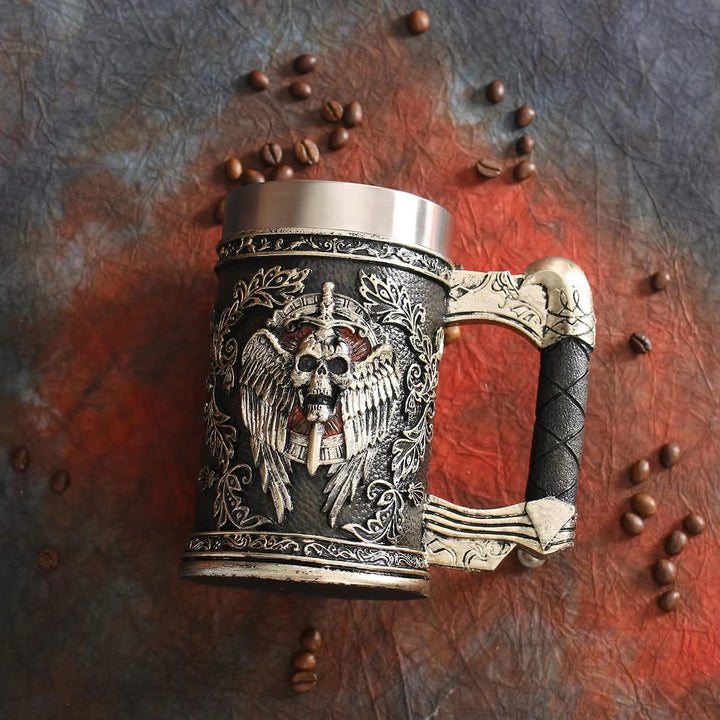 Bierkrug mit nordischem Schwert und Totenkopf-Wappen