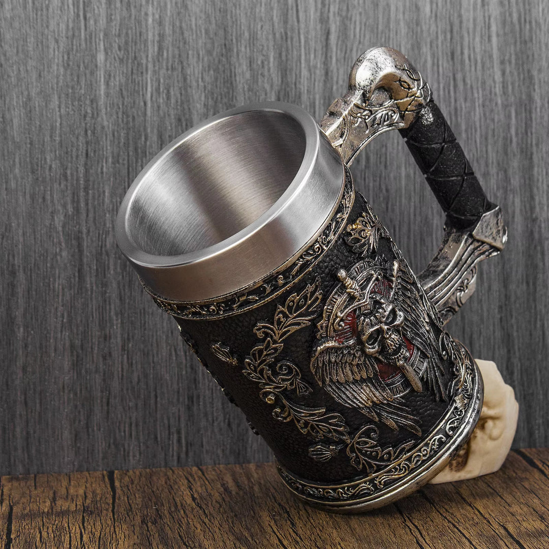Bierkrug mit nordischem Schwert und Totenkopf-Wappen