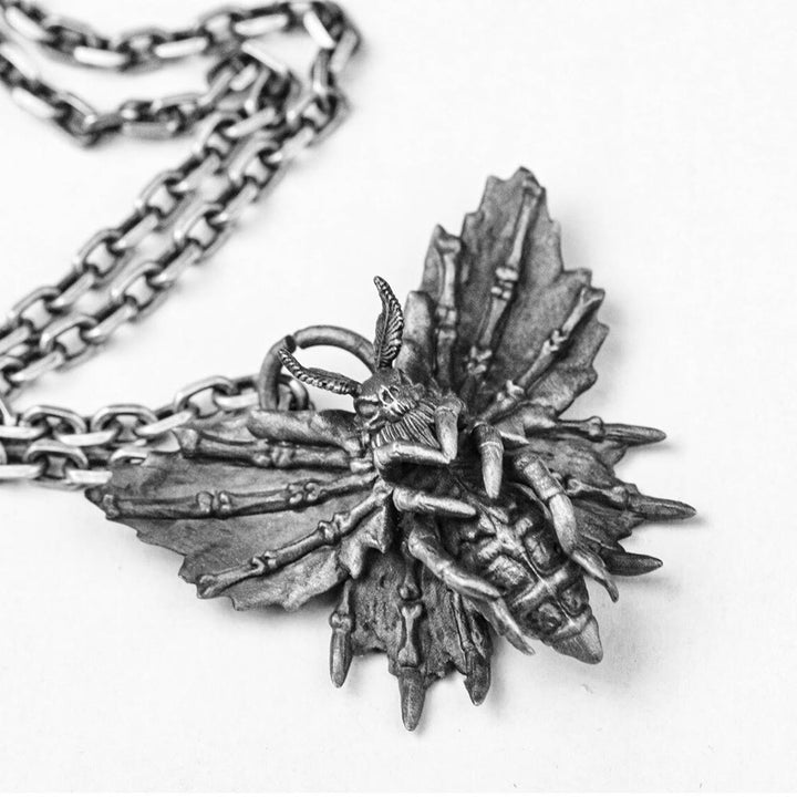 WorldNordische Halskette mit Anhänger „Dark Moth“