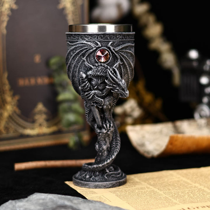 WorldNorse Mittelalterliche Mythologie Drachen Halten Schwert Kelch