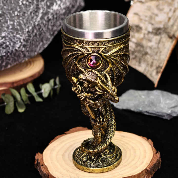 WorldNorse Mittelalterliche Mythologie Drachen Halten Schwert Kelch
