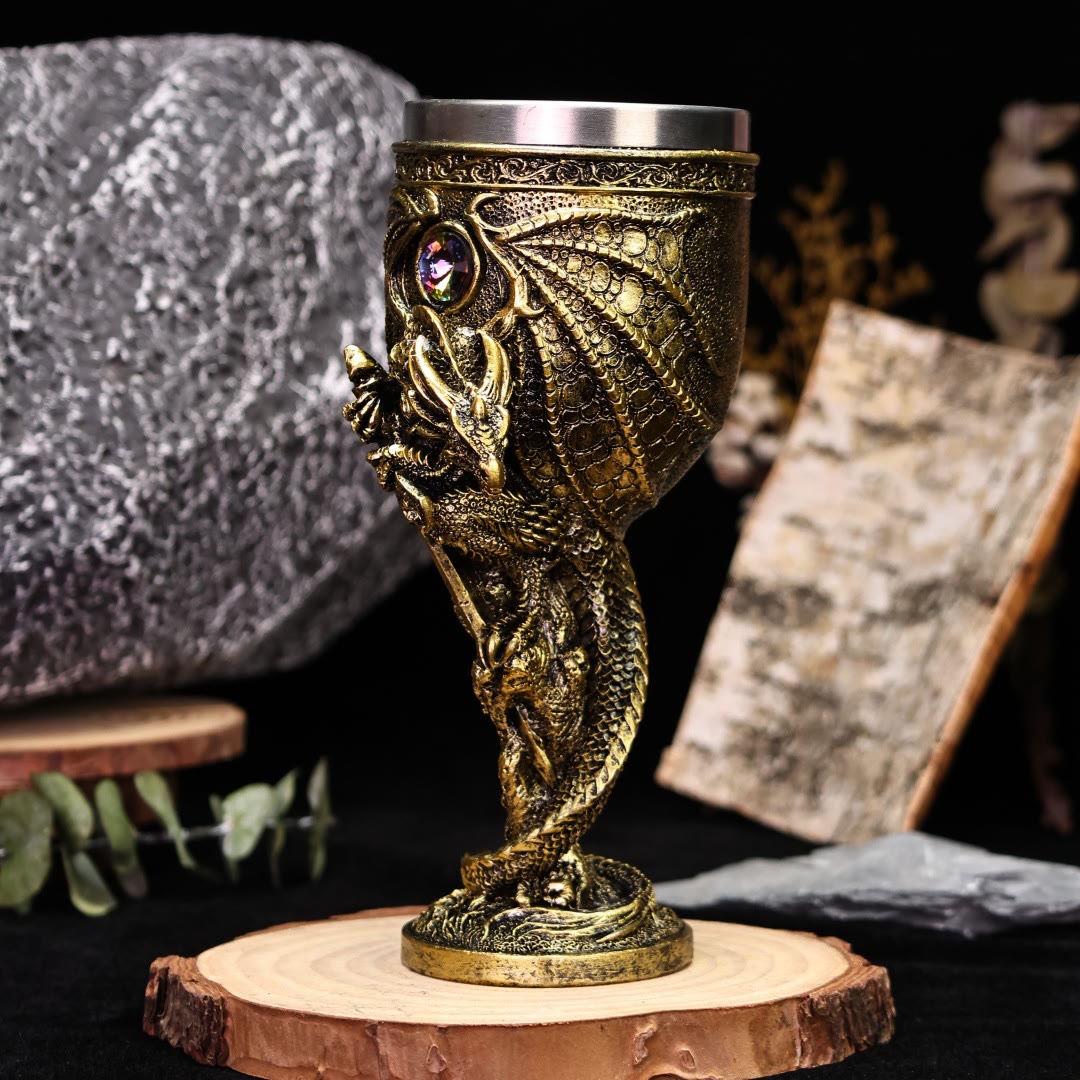 WorldNorse Mittelalterliche Mythologie Drachen Halten Schwert Kelch