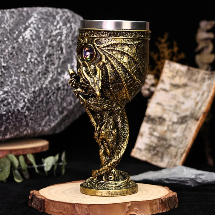 WorldNorse Mittelalterliche Mythologie Drachen Halten Schwert Kelch