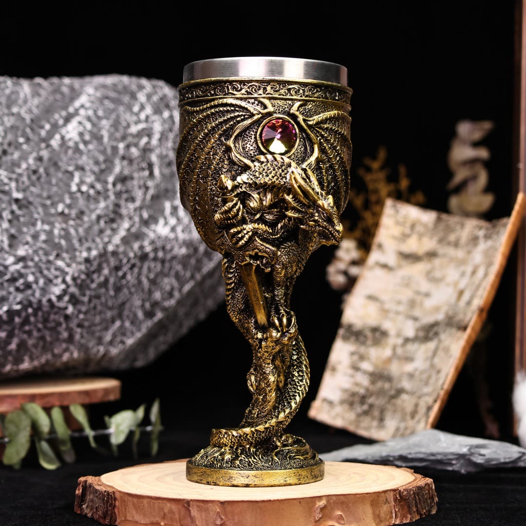 WorldNorse Mittelalterliche Mythologie Drachen Halten Schwert Kelch