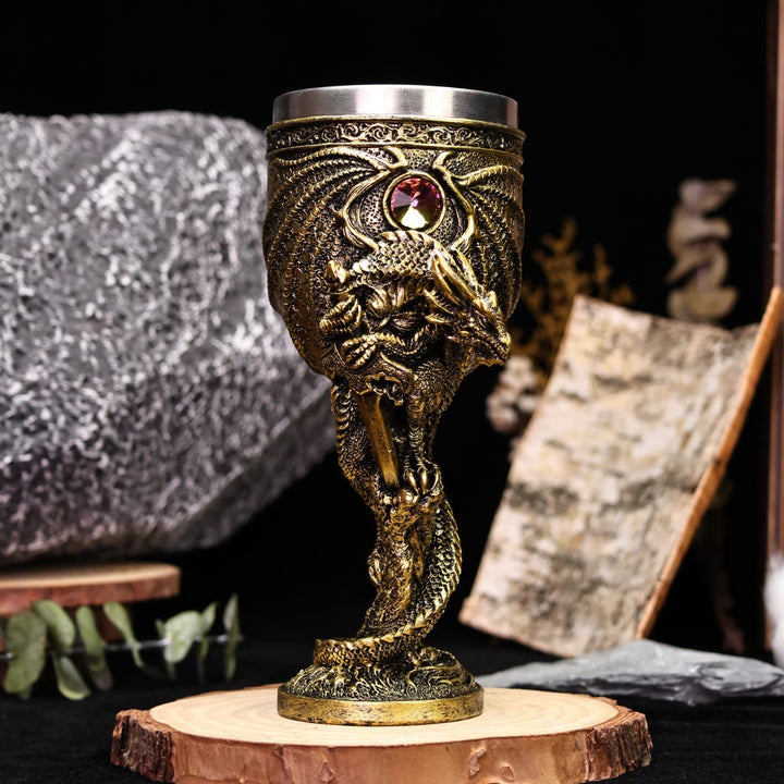 WorldNorse Mittelalterliche Mythologie Drachen Halten Schwert Kelch