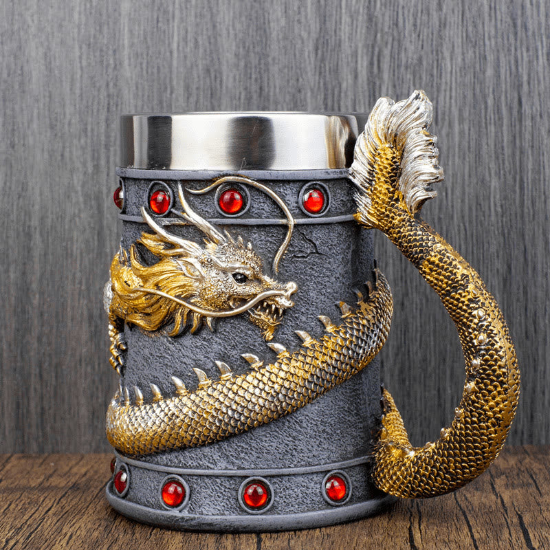 Bierkrug mit nordischem Drachenmuster