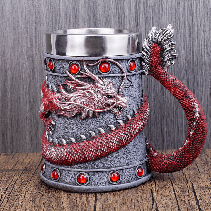 Bierkrug mit nordischem Drachenmuster