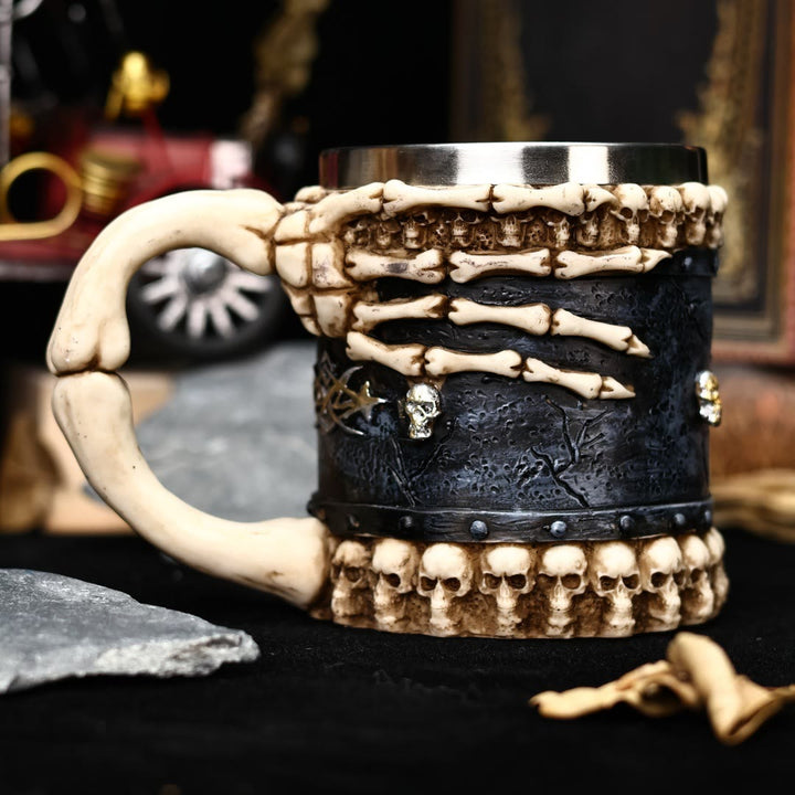WorldNorse – Tasse mit gruseliger Skelettklaue