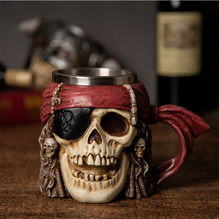 Bierkrug mit nordischem Piratenschädel-Turm