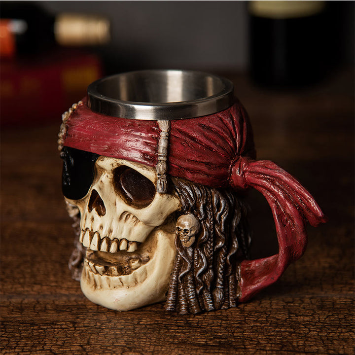 Bierkrug mit nordischem Piratenschädel-Turm