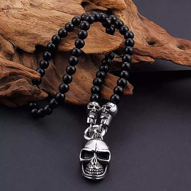 WorldNorse Totenkopf-Halskette aus Glasperlen