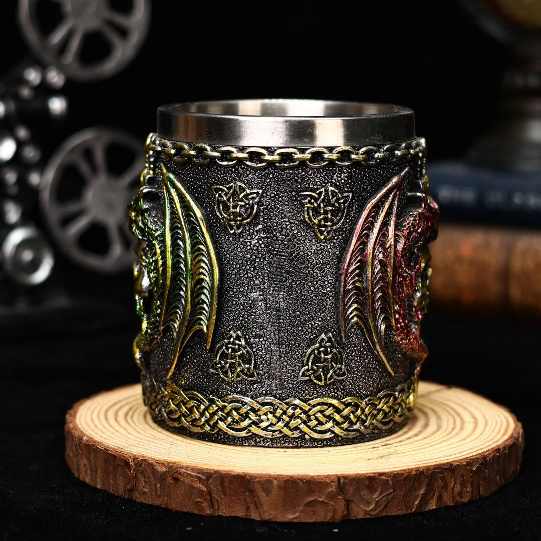 Tasse mit Drachenflügeln und Totenkopfmotiv