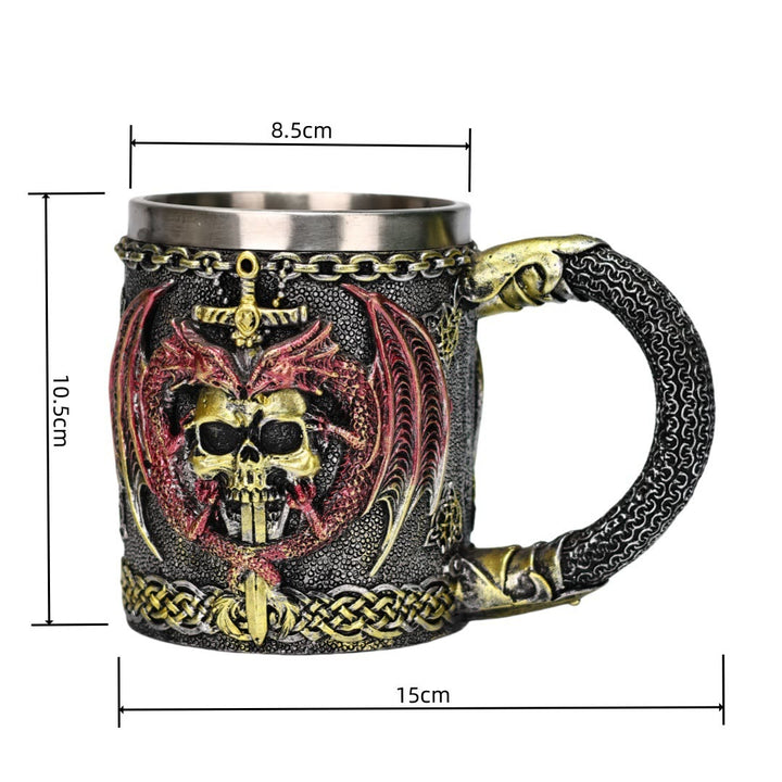 Tasse mit Drachenflügeln und Totenkopfmotiv