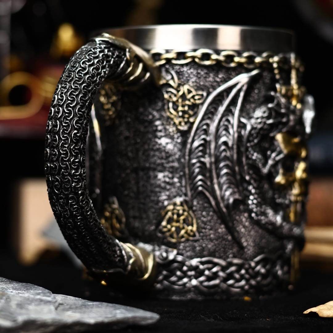 Tasse mit Drachenflügeln und Totenkopfmotiv