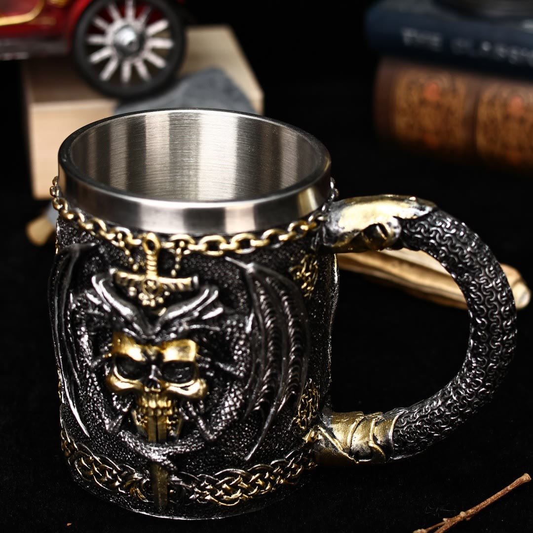 Tasse mit Drachenflügeln und Totenkopfmotiv