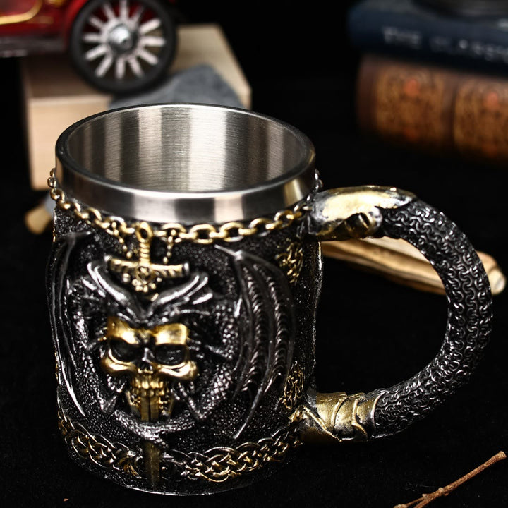 Tasse mit Drachenflügeln und Totenkopfmotiv