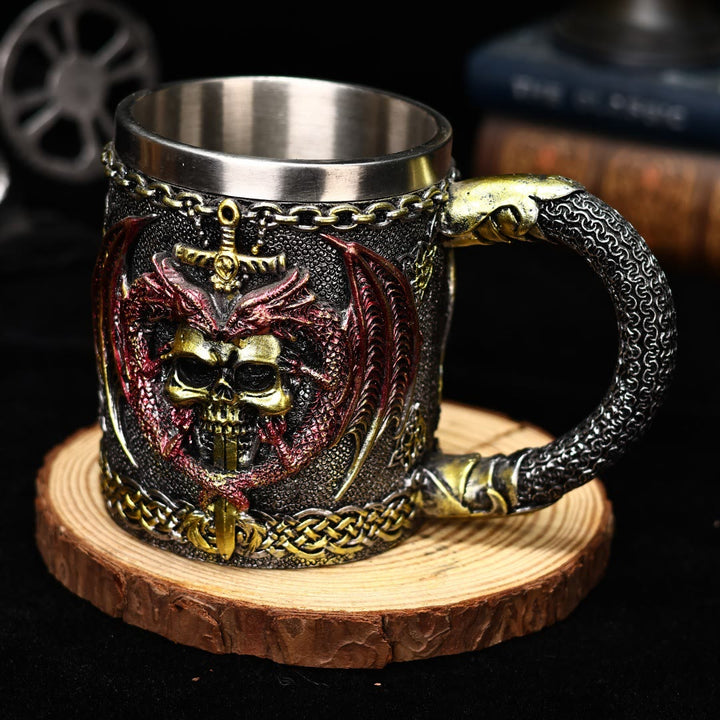 Tasse mit Drachenflügeln und Totenkopfmotiv