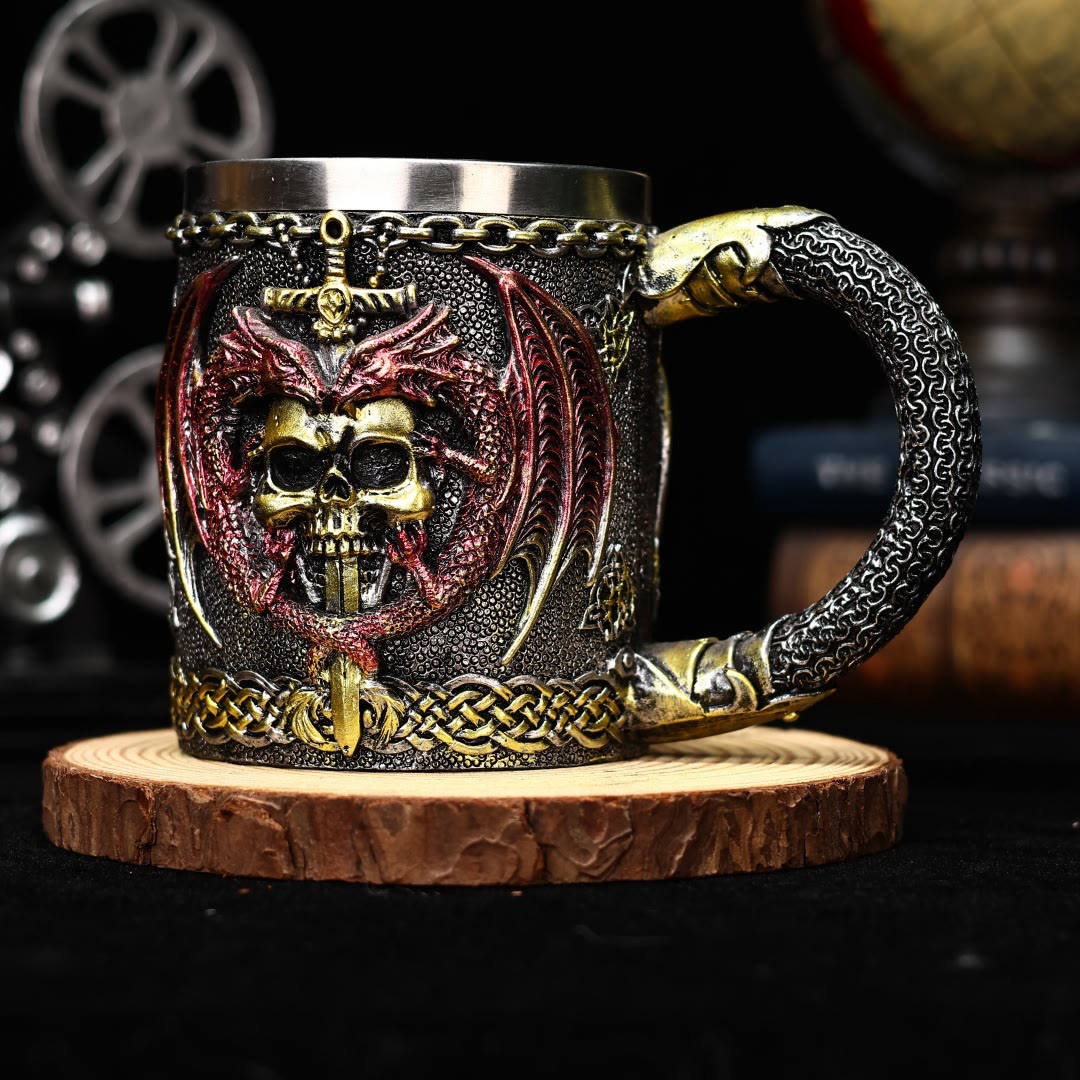 Tasse mit Drachenflügeln und Totenkopfmotiv