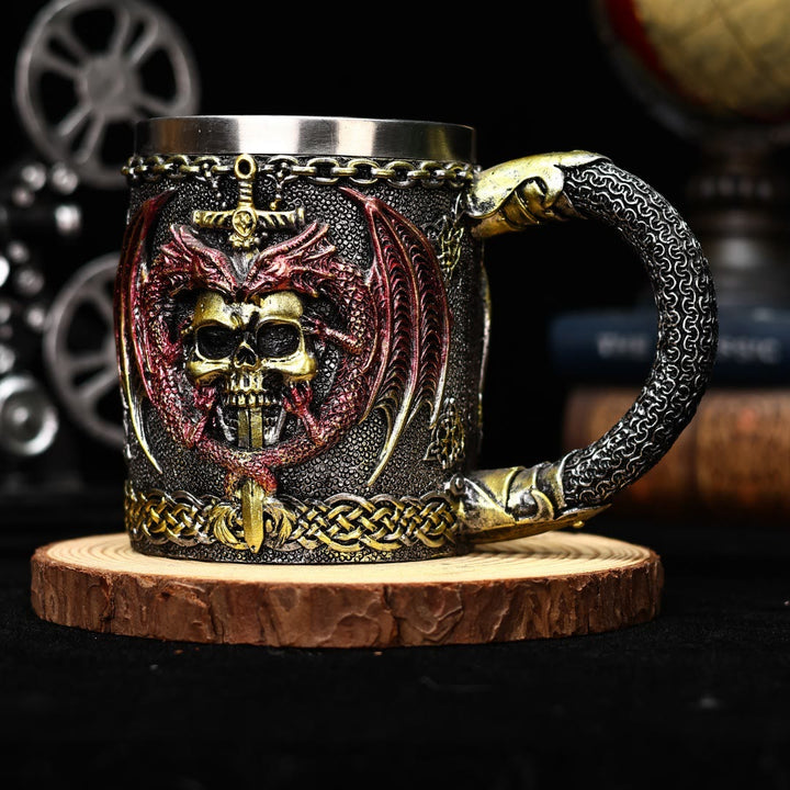 Tasse mit Drachenflügeln und Totenkopfmotiv