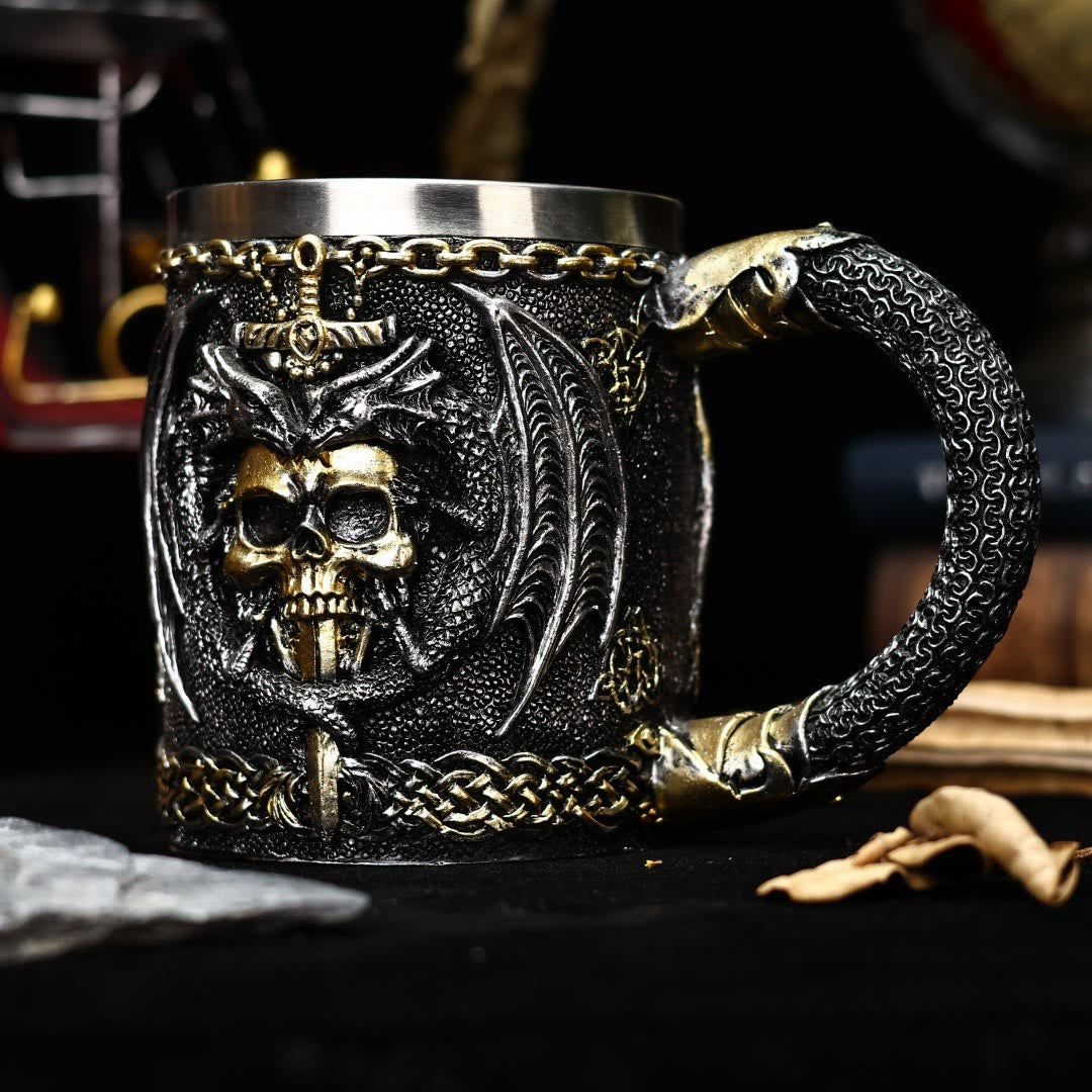 Tasse mit Drachenflügeln und Totenkopfmotiv