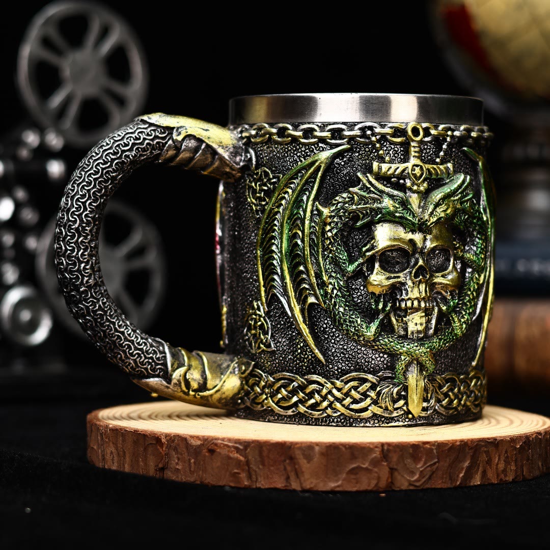 Tasse mit Drachenflügeln und Totenkopfmotiv